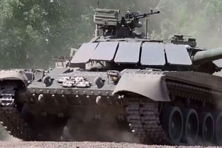 „Neporazitelný monstrum“. Rusové ukázali neznámou verzi tanku T-80 s novou věží. Parametry tají, ale experti už vědí, co se chystá